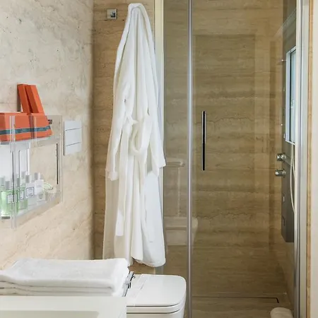 לינה וארוחת בוקר Dilman Luxury 4*
