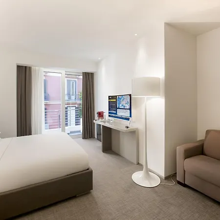 לינה וארוחת בוקר Dilman Luxury 4*