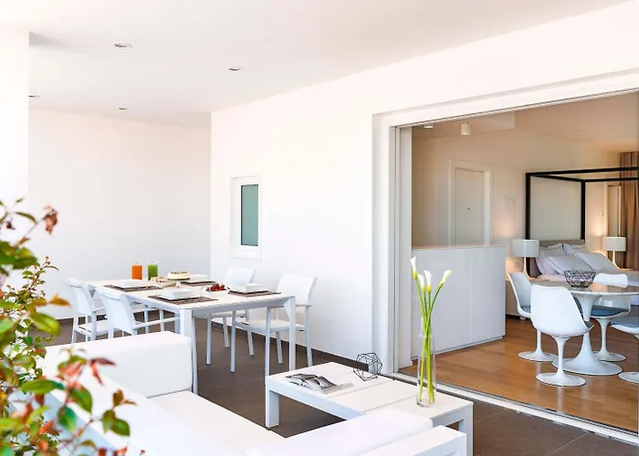 לינה וארוחת בוקר Dilman Luxury 4*