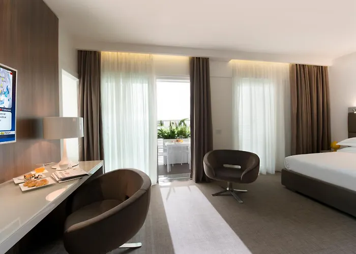 לינה וארוחת בוקר Dilman Luxury 4*